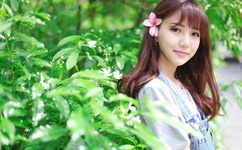 女子双腿跨坐男友裆部磨蹭